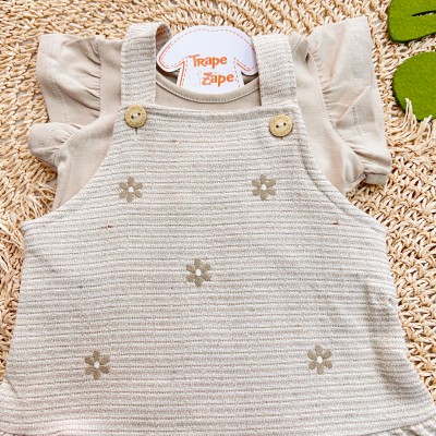 Conj. Blusa Lisa e Jardineira de Florzinhas - Areia